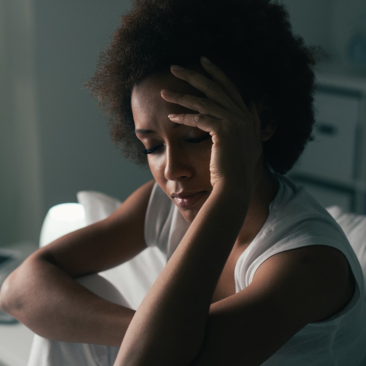 Erschöpfte Frau Schlafstörungen und Psyche gehen Hand in Hand