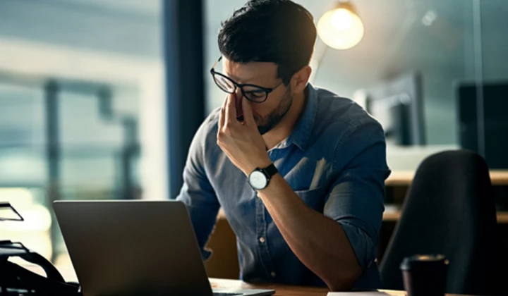 Mann macht Nachtschicht am PC Melatonin Schlafmittel bei Nachtschicht