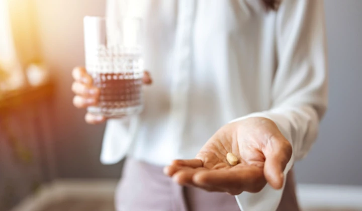 Frau mit Melatonin Schlafmitteln Melatonin Schlafmittel