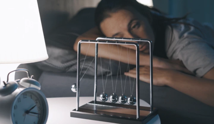 Schlaflose Frau Schlaflose Frau rauft sich die Haare im Bett