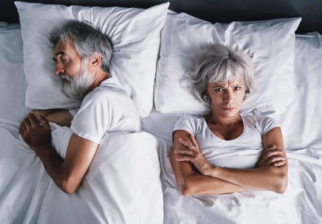 Partner der wegen des Schnarchens nicht schlafen kann 