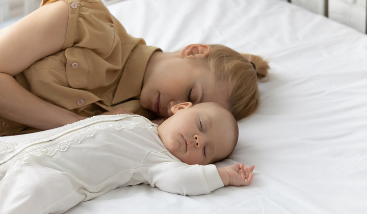 Frau und Baby schlafen Frau und Baby schlafen