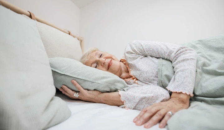 Seniorin träumt im Schlaf Seniorin träumt im Schlaf